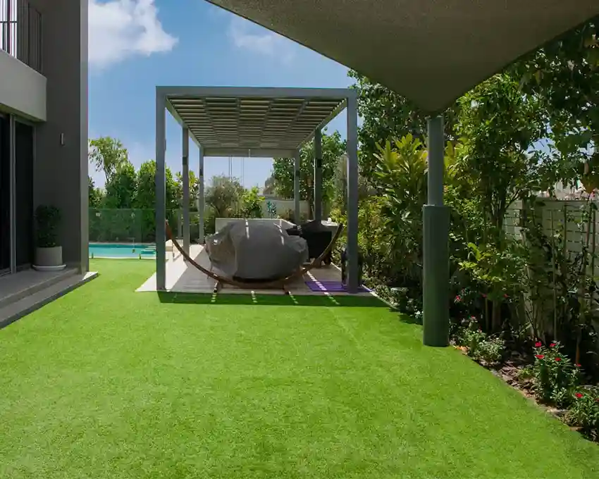 Modern Dubai garden with artificial grass, decking and aluminum pergola — Exitz Design